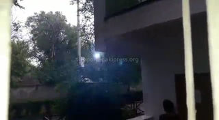 Во время сильного ветра в Бишкеке возле инфекционной больницы произошло замыкание проводов (видео)