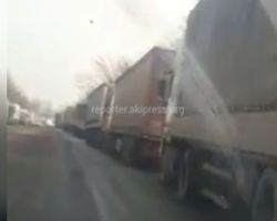 На улице Мурманской грузовики стоят в три ряда, затрудняя проезд, - горожанин (видео)