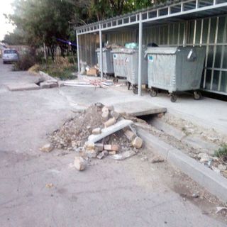В 8 мкр Бишкека неизвестные оставили строительный мусор возле мусорных контейнеров (фото)