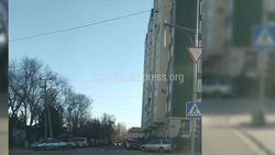 Бишкекчанин интересуется, зачем установили светофор на Грибоедова-Бакаева?