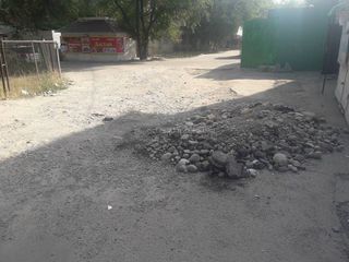 Жители 8 мкр Бишкека возмущены, что приостановлен ремонт дороги (фото)