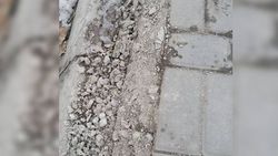 В Бишкеке на ул.Турусбекова сыпится бордюр тротуара, - читатель (фото)