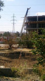 По ул.Токомбаева строят многоэтажный дом рядом с высоковольтными электрическими линиями