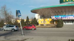 В Бишкеке на улице Фрунзе возле ЦИРКа отсутствует пешеходная разметка, - читатель (фото)