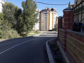 Бишкекчанин просит установить «лежачие полицейские» на новой дороге в 12 мкр (фото)