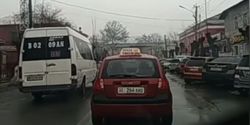 В Ошe на ул.Г.Айтиева маршрутное такси №143 выехал на встречную полосу - очевидец <i>(видео)</i>