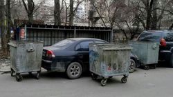 Автомашину заблокировали мусорными баками за неправильную парковку <i>(фото)</i>