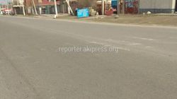 В селе Кок-Жар на ул.7 Апреля стерлась разметка пешеходного перехода и отсутствует дорожный знак <i>(видео)</i>