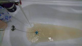 В мкр Джал в доме №29 из водопровода горячей воды течет ржавая вода, - бишкекчанин (фото)