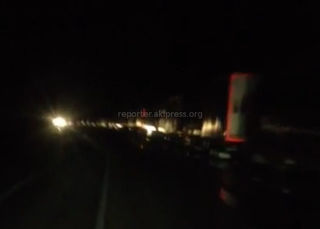 Видео — Семикилометровая пробка из грузовиков на объездной дороге близ КПП «Ак-Тилек»