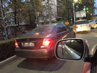 На отрезке ул.Московской в Бишкеке водители, нарушая ПДД, едут по встречке (фото)
