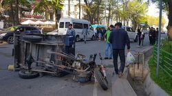 Фото — Маршрутка протащила под колесами мотоциклиста «Бишкекзеленхоза» на 27 метров. Его спас шлем