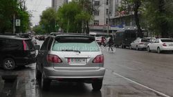 На ул.Киевской водитель «Лексуса» припарковался на встречной полосе дороги (фото)