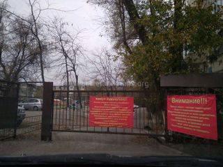 У въезда во двор дома №8 на ул.Боконбаева установили автоматический забор, - бишкекчанин