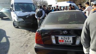 На Гагарина-Юдахина в Бишкеке <b>столкнулись маршрутка и «Тойота»</b>, есть пострадавшие <i>(фото, видео)</i>