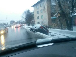 Последствия ветра и снега в Бишкеке (фото)
