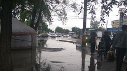 Перекресток Ден Сяопина–Алыкулова затопило дождевой водой (фото)