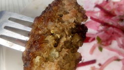 В Оше в кафе «Золотой берег» в оромо-кебабе обнаружили личинки <b><i>(видео)</i></b>