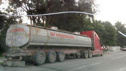 На Туголбай-Ата – Ибраимова больше месяца стоит бензовоз, нарушая ПДД (фото)