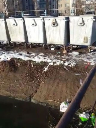 Из-за мусорных баков, установленных вдоль техканала ТЭЦ, рядом с домом №24 на Кольбаева творится антисанитария <i>(видео)</i>