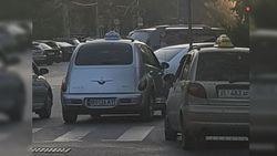 На Абдрахманова - Токтогула таксисты нарушают правила парковки (фото)