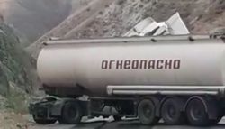 На перевале Кок-Бель на автодороге Бишкек-Ош «сложился» бензовоз и перекрыл часть дороги (видео)