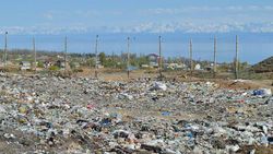 Жители села Бактуу-Долоноту на Иссык-Куле требуют закрыть два мусорных полигона <i>(фото)</i>