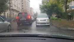 Машины, припаркованные на проезжей части улицы Исанова, создают пробки, - горожанин