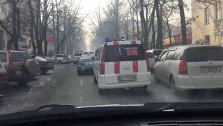 В Бишкеке на ул.Логвиненко машины не пропустили скорую (видео)