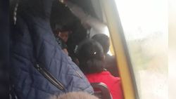 В жилмассиве Алтын-Ордо в маршрутку №199 пассажиры садятся друг на друга (фото)