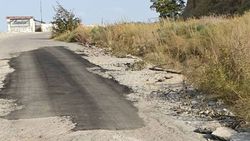 Дачники самостоятельно провели ямочный ремонт дороги на панораму (фото)