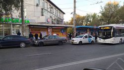 На Ч.Айтматова - Ахунбаева таксисты занимают всю автобусную остановку (фото)