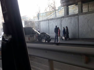 На ул.Абдрахманова в Бишкеке под мостом произошла авария <i>(видео)</i>