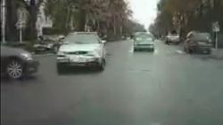 Видео — «Фольксваген Гольф» попал в ДТП напротив Белого дома