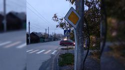 На Фрунзе-Тойгонбаева знак «главная дорога» «смотрит» в другую сторону