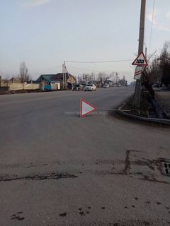 На ул.Ауэзова в мкр Учкун упал дорожный знак (фото)
