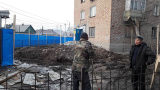 Законно ли идет строительство на территории дома №62 на Ахунбаева-Токтоналиева? - жители (фото)
