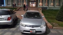В Бишкеке возле филармонии машины паркуются в неположенном месте, - очевидец