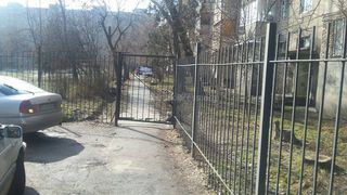 Законно ли установили ограждение, которое изолировало пешеходный тротуар возле дома №127 по ул.Гоголя