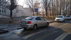 В мкр Тунгуч водители паркуются на «зебре» возле школы <i>(фото)</i>