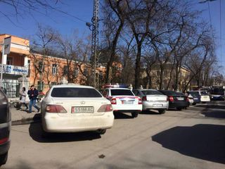 На Московской – Логвиненко троллейбусы не могут проехать из-за парковки машин (фото)