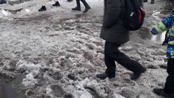 Горожанин возмущен тем, что в центре Бишкека не очищают тротуары от снега
