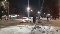 На Киевской-Турусбекова произошло ДТП, от столкновения маршрутка врезалась в светофор <i>(фото, видео)</i>