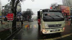 В Бишкеке водитель мусоровоза нарушил ПДД, разворачиваясь на перекрестке. Видео