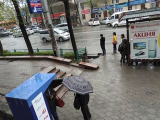 Бишкекчанин просит восстановить бордюр тротуара на Абдрахманова-Боконбаева (фото)