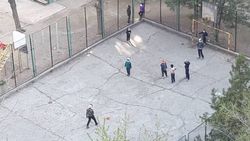 Возле штаба комендатуры Бишкека скопление людей. Фото