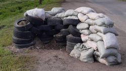 Житель села Пригороное просит убрать мусор после на месте блокпоста. Видео