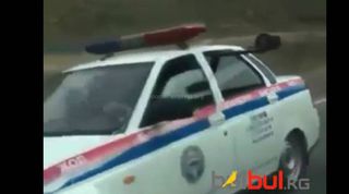 В Боомском ущелье машина МВД ехала с торчащим из окна радаром (видео)