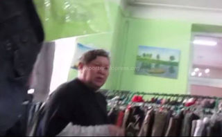 Видео — Музыкант Эркин Мукашев угрожал продавщице «забить арматурой», но потом назвал это «шуткой»