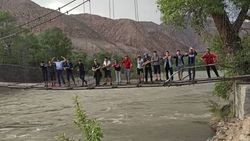Минкуш айылында мектеп окуучулар Кокомерен дарыясына тушуп жатышат. Видео